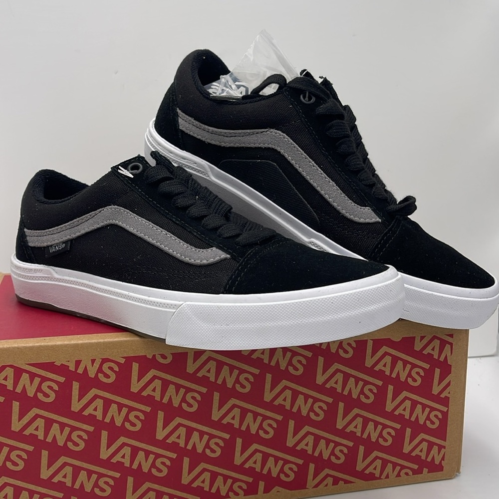 Vans WMNS Black and Gray Sneakers Bmx Old Skool
Black/Gray/White
VN0A5JIP9BG - Picture 4 of 16